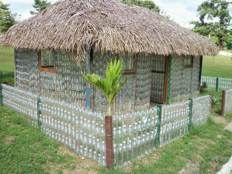 Дом из пустых пластиковых бутылок