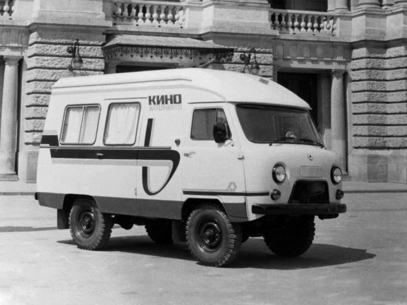Киносъемочный 7-местный микроавтобус, отличавшийся от "Десны-2" прежде всего значительно увеличенной высотой крыши над пассажирским салоном