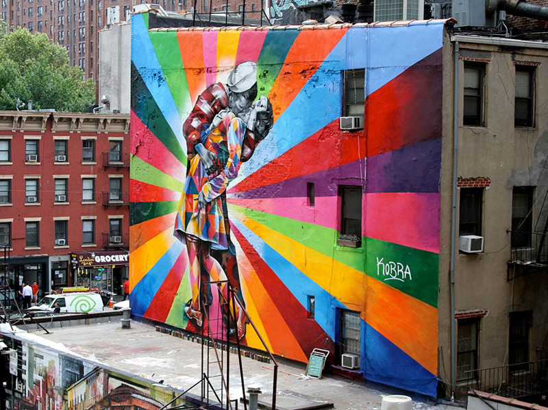 Несомненно, что ярких, красочных, огромных и привлекательных  примеров граффити на сегодня - миллионы. Заложен ли в них смысл, или это просто разрисовывание грязных и серых стен?