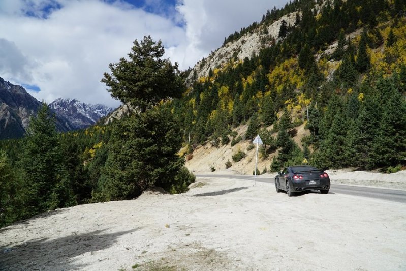 Автопутешественник покорил Эверест на спорткаре Nissan GT-R