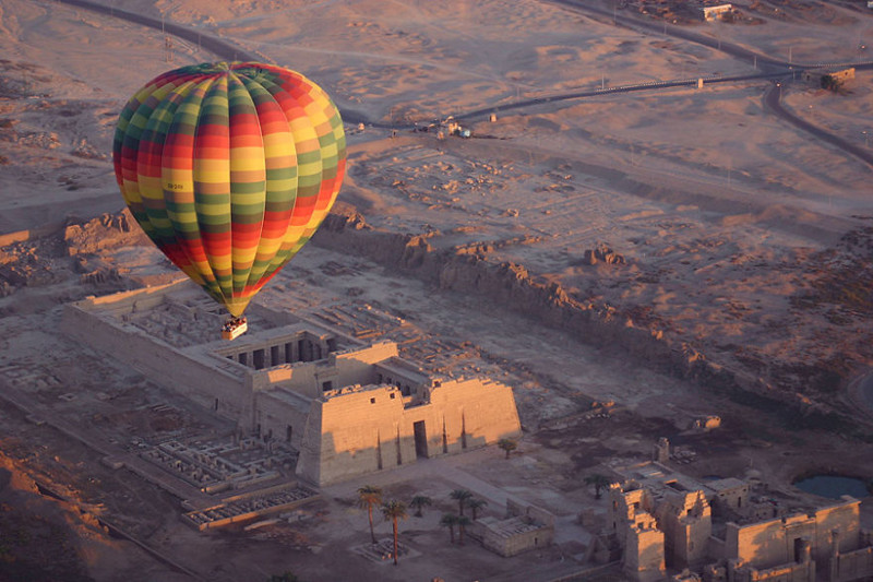 Вид с воздушного шара на Долину Царей на рассвете. Египет