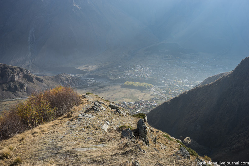Внизу в долине как на ладони раскинулся посёлок Казбеги.