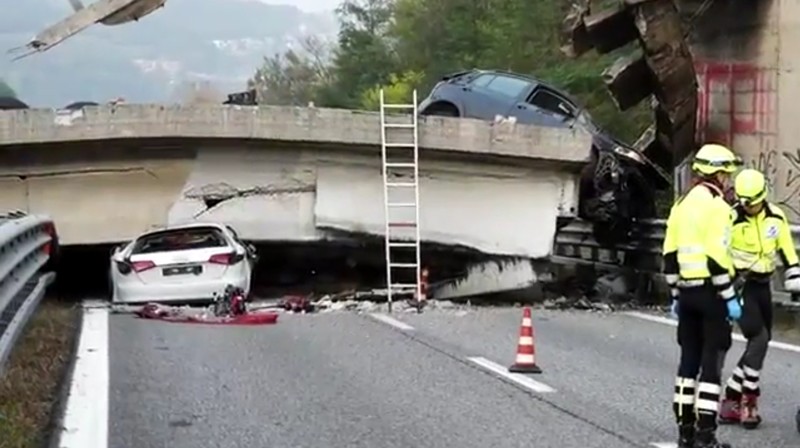 Под весом фуры рухнул мост в Италии!