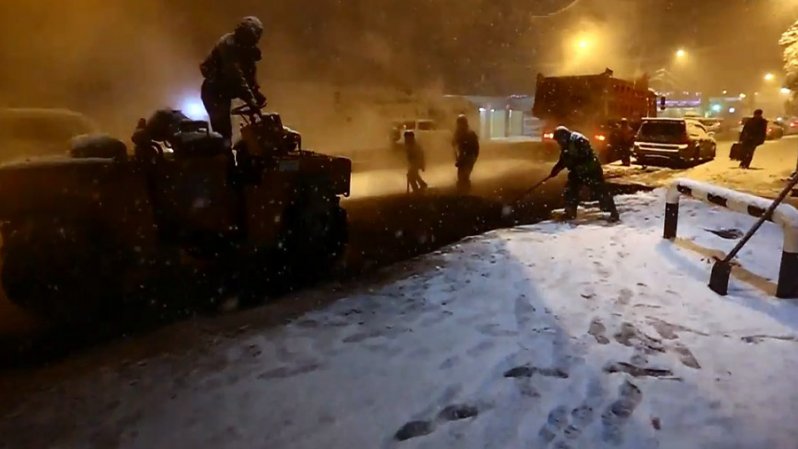 Во Владивостоке во время снегопада укладывали асфальт