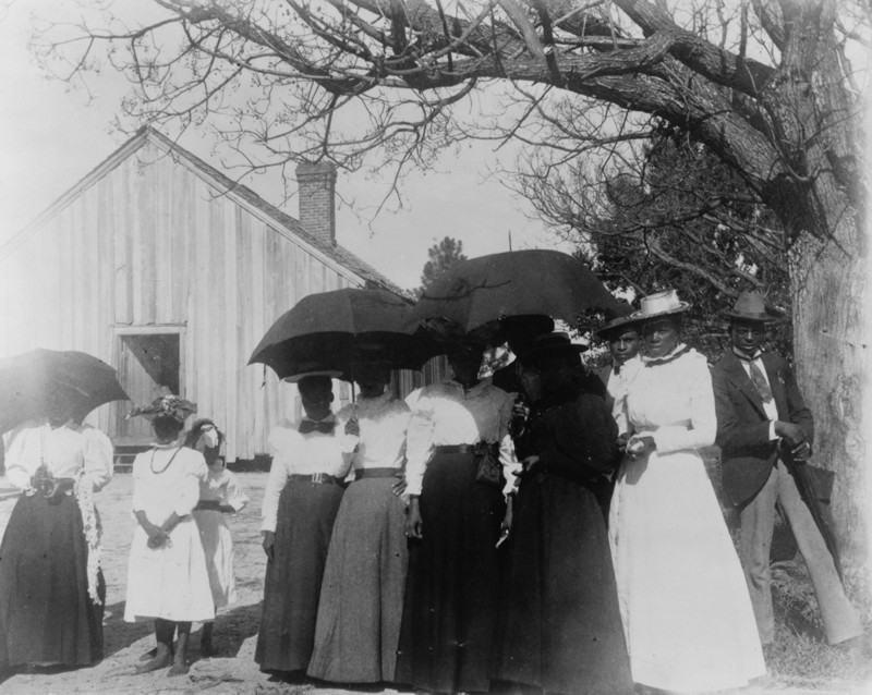 8. Женщины прячутся от палящего солнца под зонтиками в Джорджии