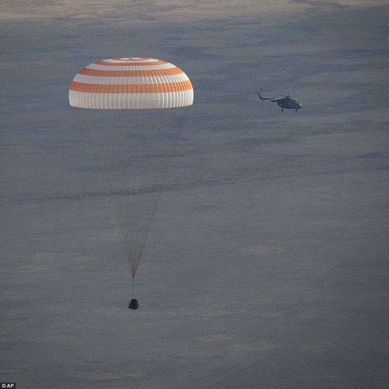 В субботу в Жезказгане приземлился экипаж с МКС: астронавт Кейт Рубинс первым делом звонит родным
