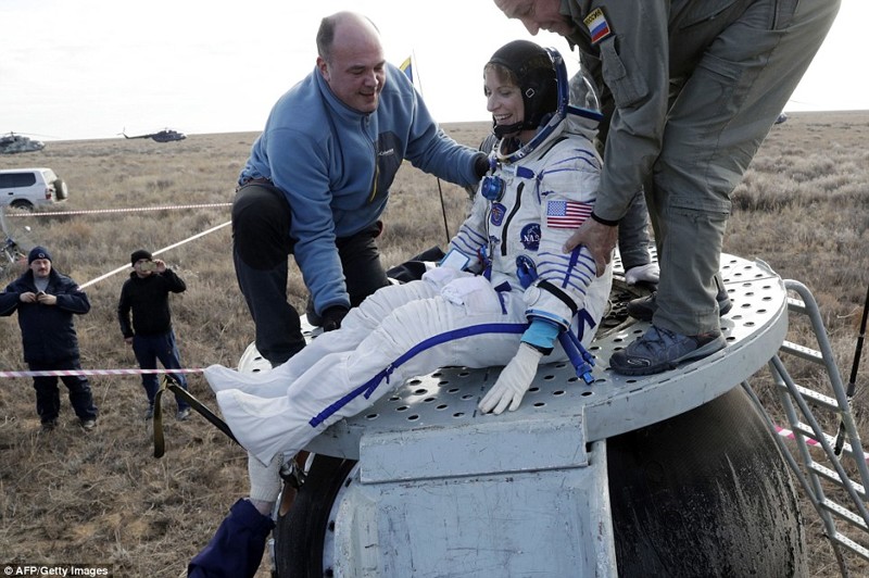 В субботу в Жезказгане приземлился экипаж с МКС: астронавт Кейт Рубинс первым делом звонит родным