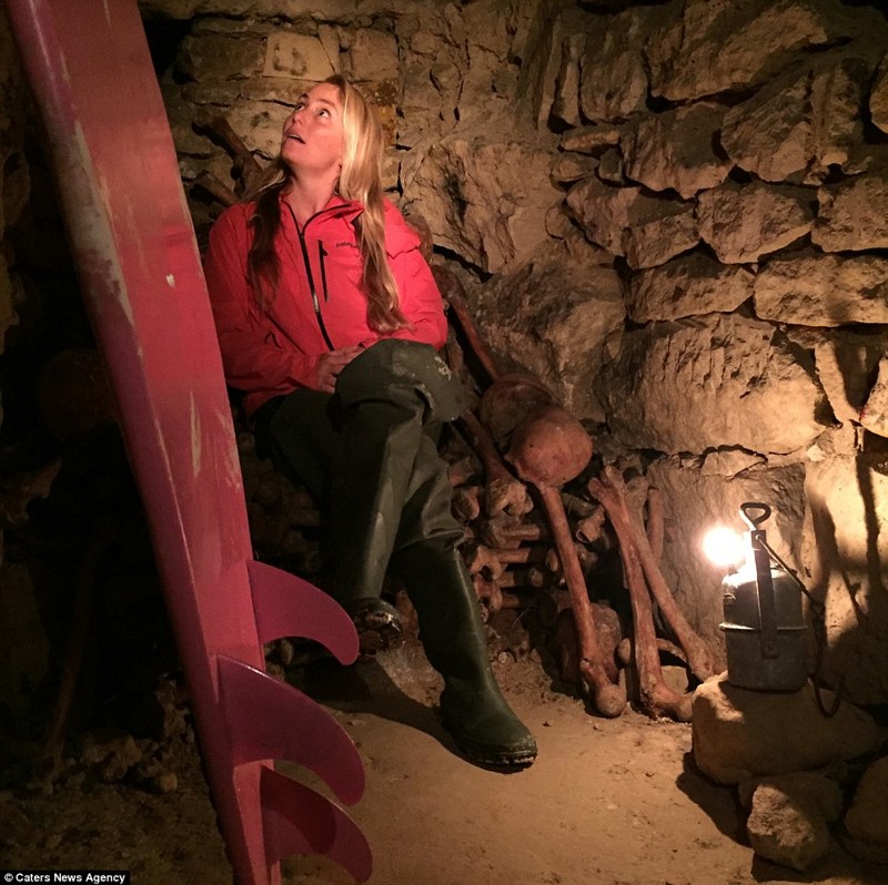 Индиана Джейн: американка на серфе исследует полные скелетов катакомбы Парижа
