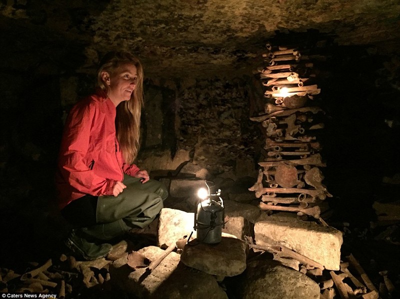 Индиана Джейн: американка на серфе исследует полные скелетов катакомбы Парижа