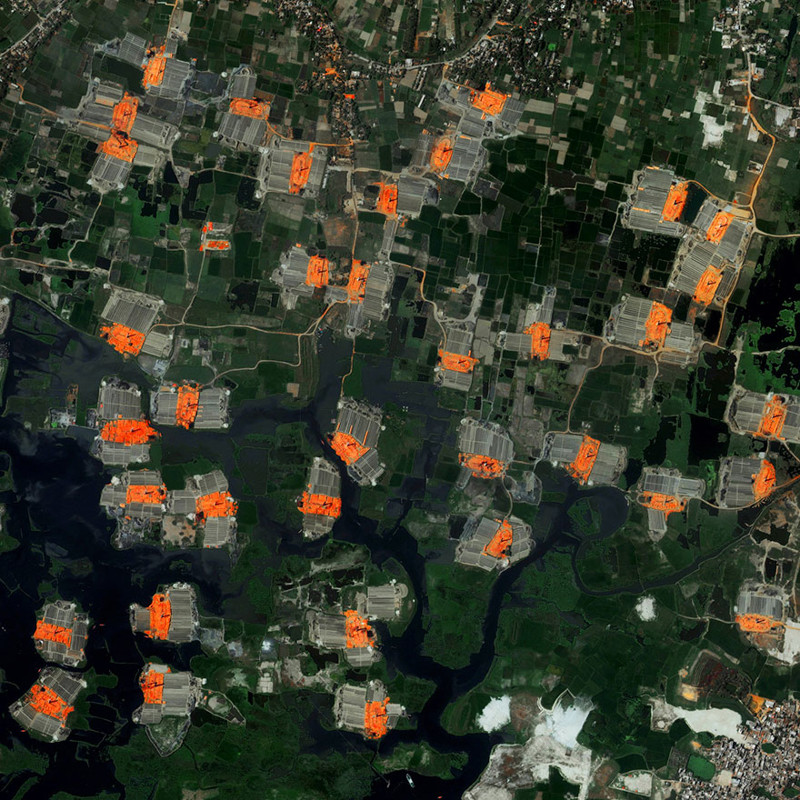 Печи для обжига и производства кирпича разбросаны по всему ландшафту (Дакка, Бангладеш).