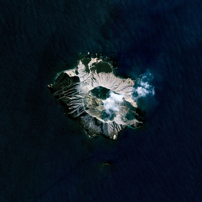 Вулкан Вакаари (Whakaari), также известный как Остров Уайт, на Северном острове Новой Зеландии в заливе Изобилия.