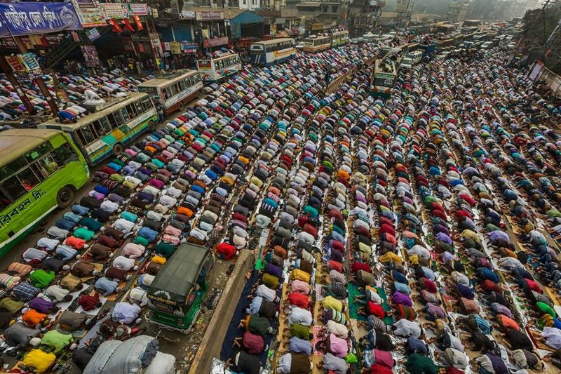 "Молящиеся на дороге," Бангладеш (поощрительный приз в номинации "Путешествия")
