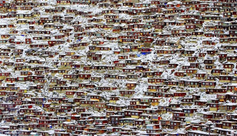 "Жилой квартал, Тибет" (работа особо отмечена в номинации "Архитектура")