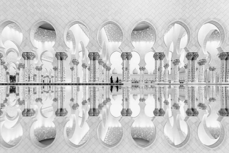"Отражения двух женщин", ОАЭ (2 место в номинации "Архитектура")