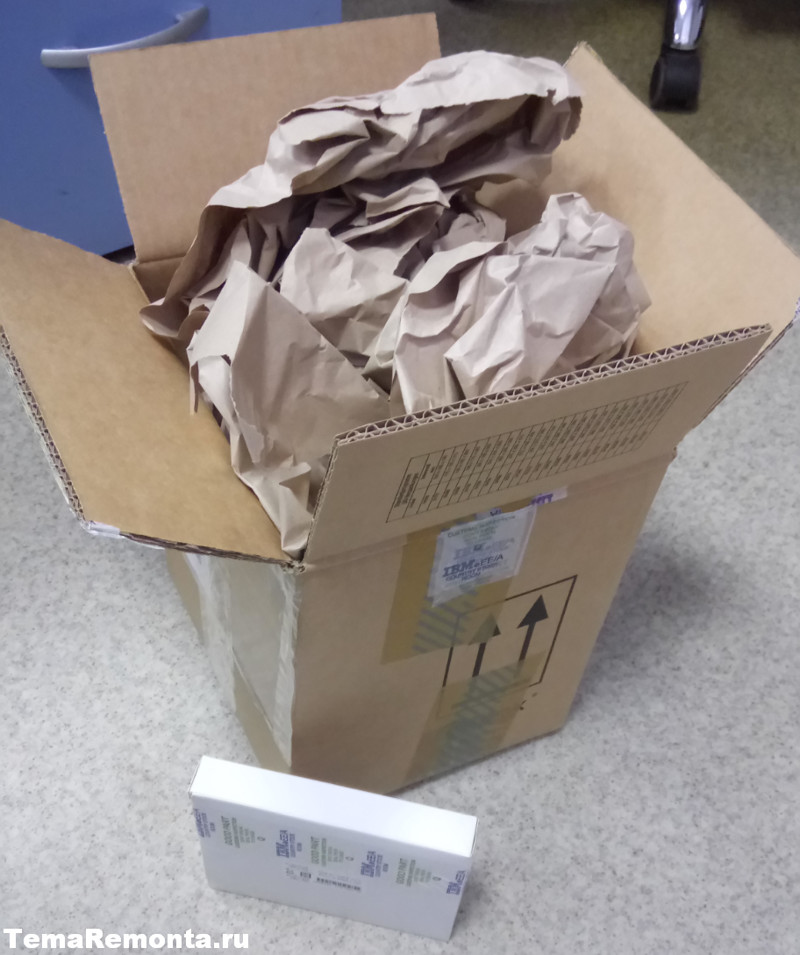 Фото коробочки с батарейкой (размер: 15x13x2,5 сантиметра) на фоне  упаковки.