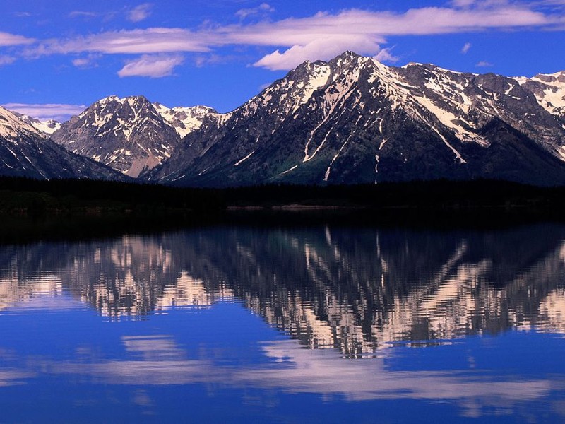 Горы на фоне горного озера