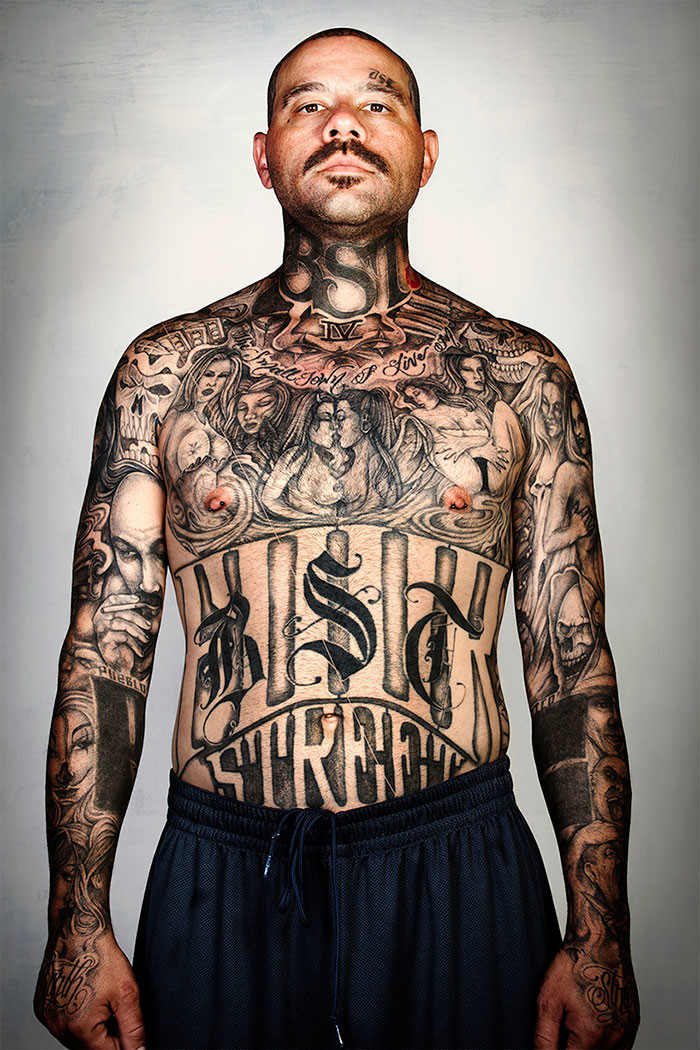 Как выглядят бывшие бандиты, если смыть с них татуировки