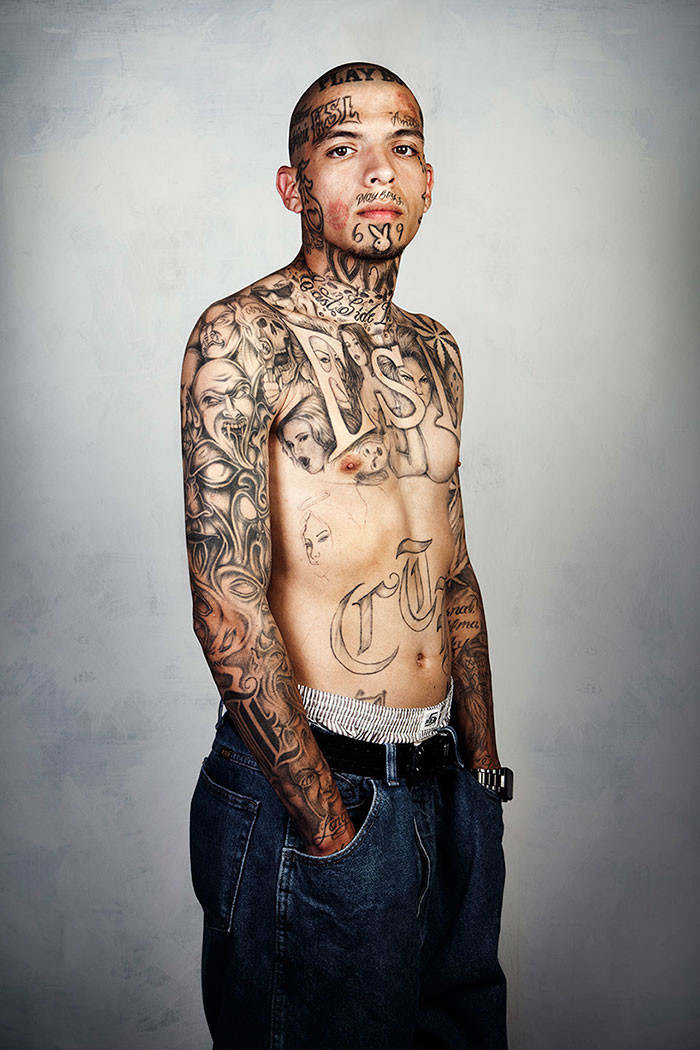 Как выглядят бывшие бандиты, если смыть с них татуировки
