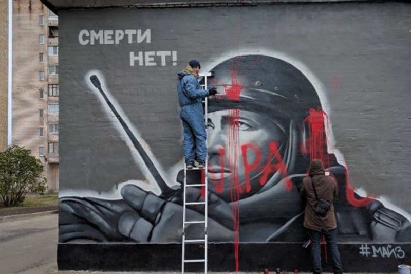 Автор облитого краской портрета Моторолы восстановил свои граффити