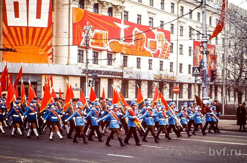 Демонстрация 7 ноября 1977 года в Воронеже (серия фото из архива Эрхарда Ройтера, студента ВГУ в 1974-79 гг,)