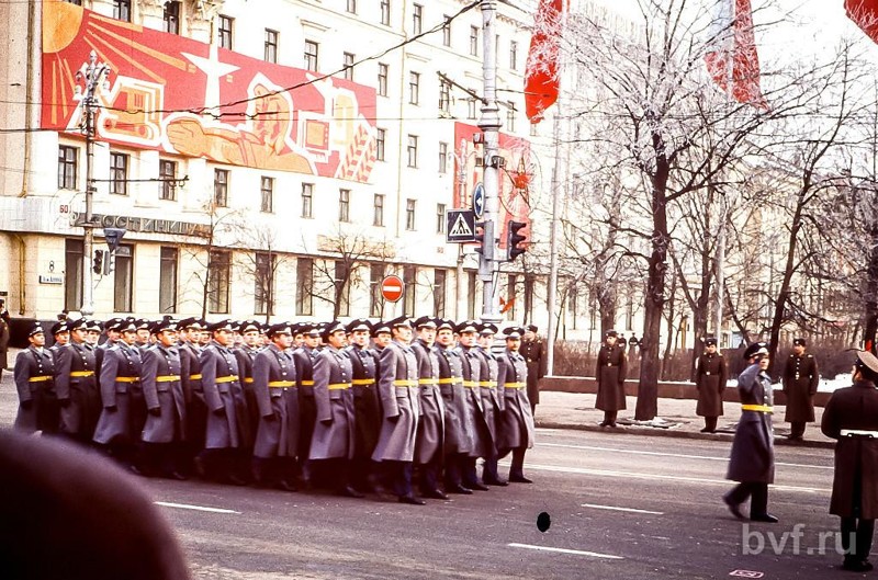 Как проходили ноябрьские праздники в СССР