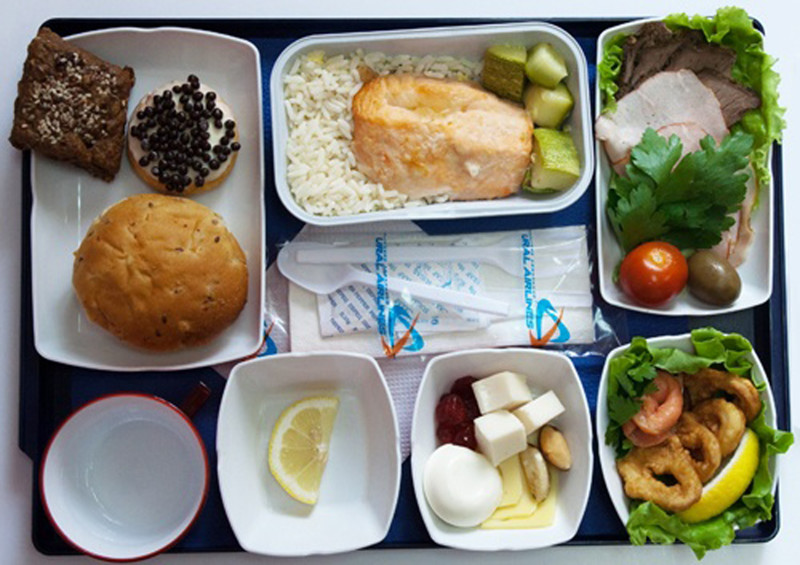 14. Почему привычная еда в самолёте имеет совершенно другой вкус?