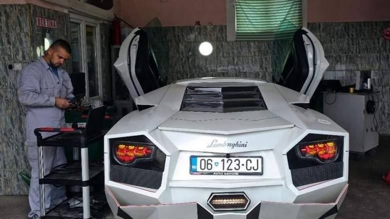 Албанец собирал машину более года, используя детали от различных машин.