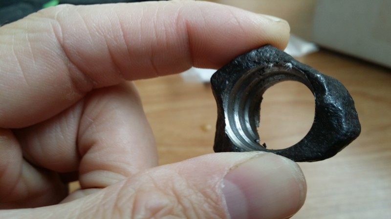 Парень подарил своей девушке обручальное кольцо, которое он сам сделал из куска метеорита