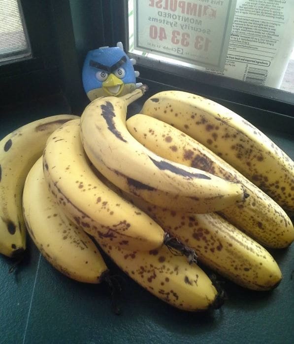 Затем возьмите два спелых банана, уже покрывшихся пятнами.