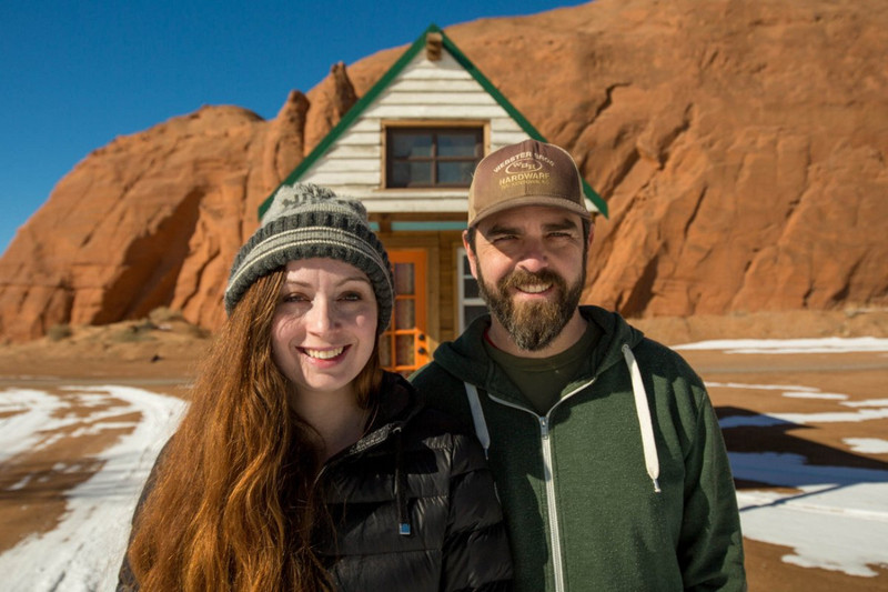 Эта пара путешествует в уютном домике на колёсах, который они построили за 20 000 долларов