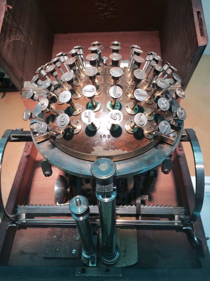 «Произошло нечто волшебное»: дизайнер случайно нашёл в Испании огромный музей печатных машинок