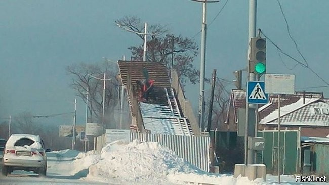Жители Владивостока обсуждают фотографию «самого бесполезного дворника», кото...