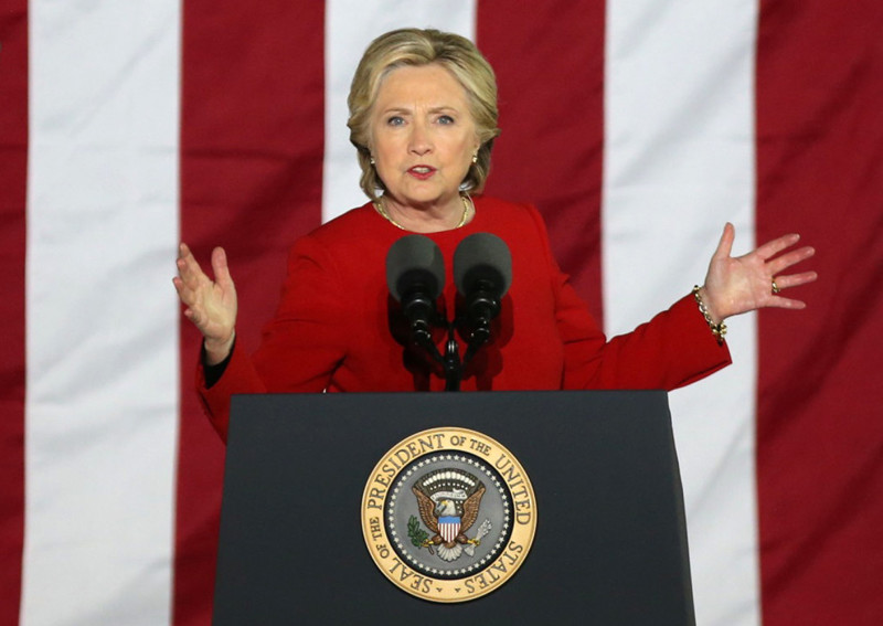 "Я верю, что каждый из нас должен сыграть роль в становлении лучшей, более справедливой и сильной Америки", - заявила Хиллари Клинтон