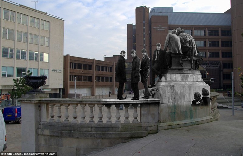 "Великолепная четверка": фотопроект показывает, как выглядел Ливерпуль в годы существования Beatles