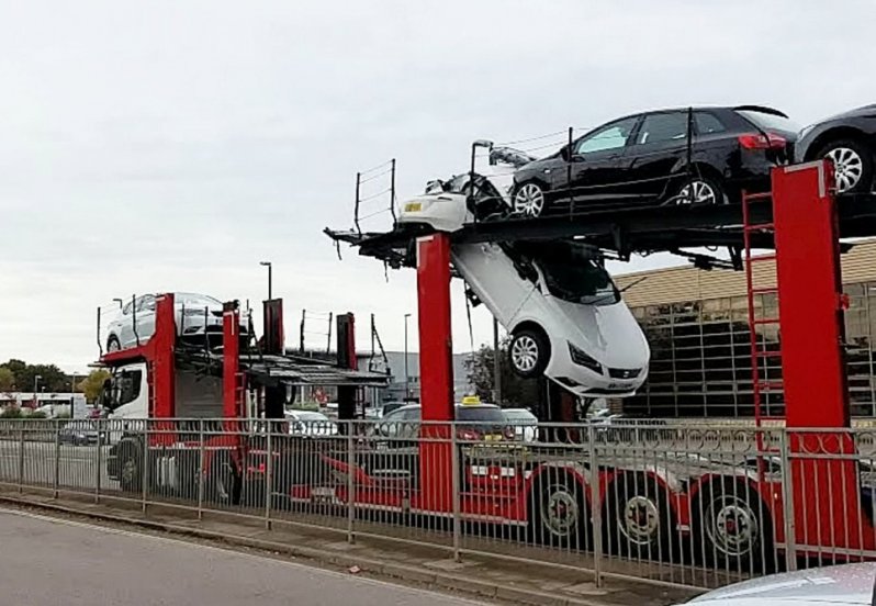 Автовоз зацепил пешеходный мост в Великобритании