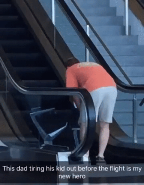 Папа утомляет малыша перед полетом