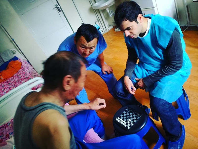 А вот врач и пациент больницы, играющие в шахматы с волонтёром из Португалии