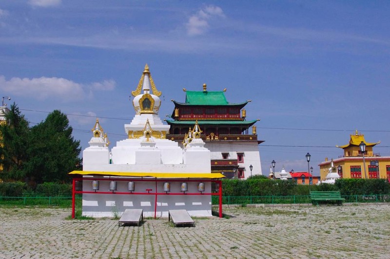 53% взрослого населения в Монголии являются буддистами. В стране официально зарегистрированы более 250 буддистских храмов