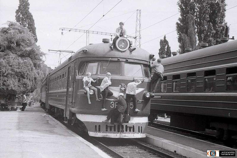 Подростки едут на зацепе электропоезда, 1971 год, СССР