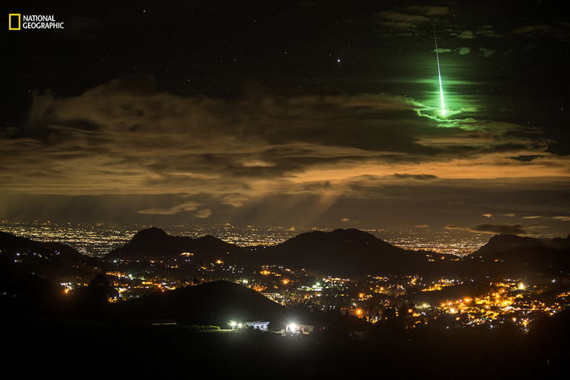 Метеор в небе над индийским городком.