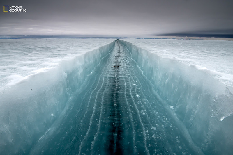 Треснувший лед на поверхности моря Росса в Антарктиде..