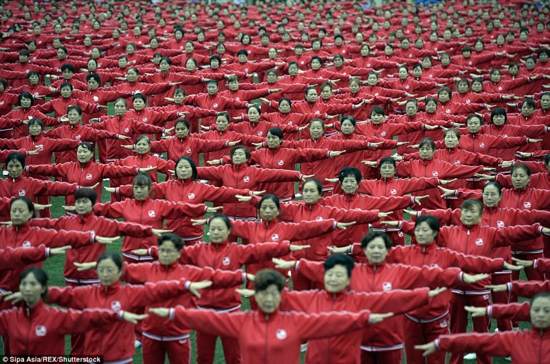 В Китае установили новый рекорд — 50,000 пенсионеров в 14 городах станцевали одновременно