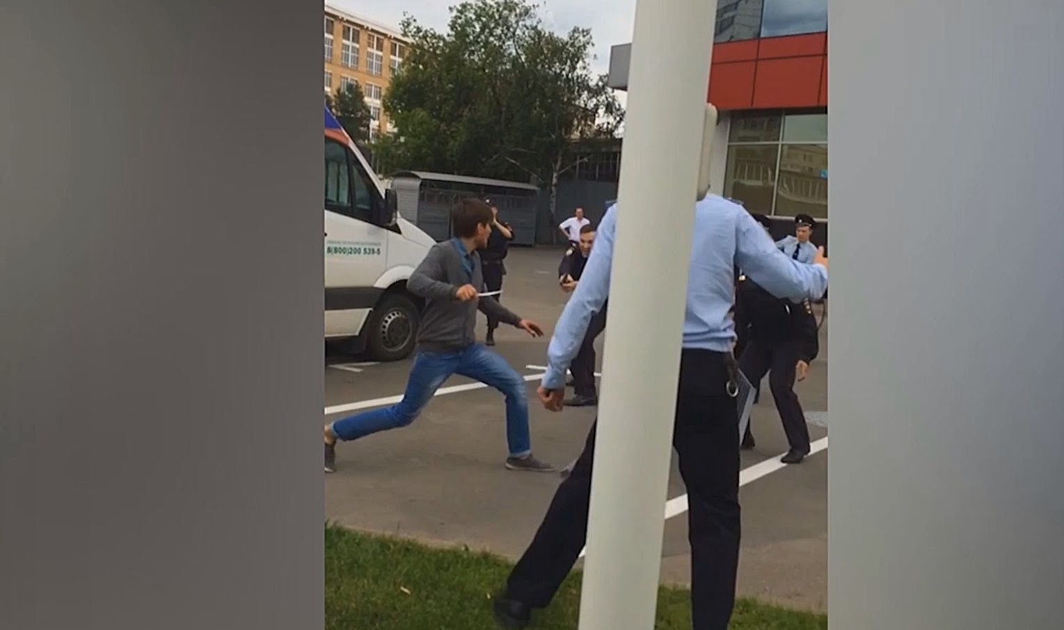 Более 15 вооруженных полицейских обезвреживают одного чеченца с ножом 