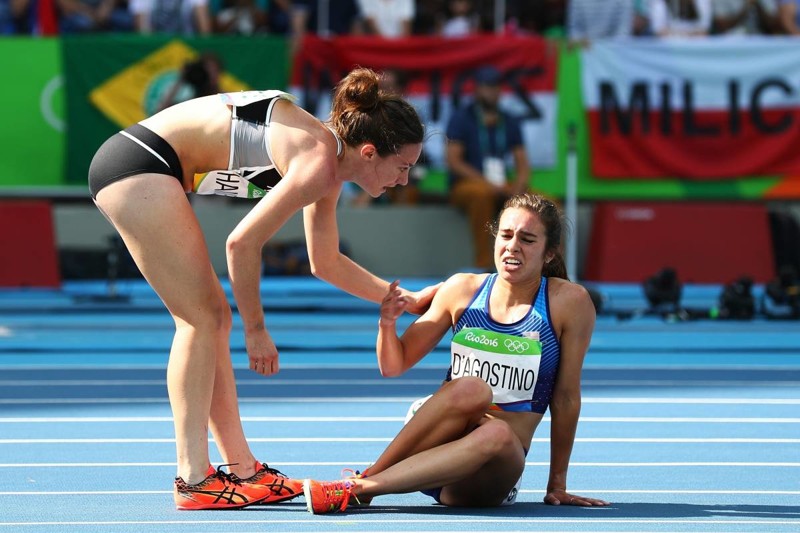 Новозеландская бегунья прервала забег, чтобы помочь упавшей сопернице во время Олимпиады в Рио-де-Жанейро