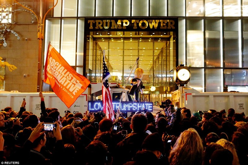 Нью-Йорк: Массовый протест перед зданием Башни Трампа 