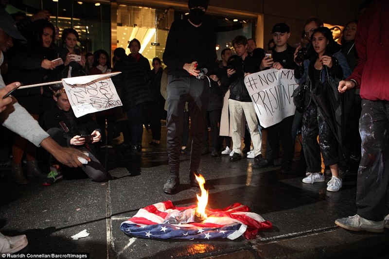 Нью-Йорк: Демонстранты начали жечь американские флаги перед Башней Трампа