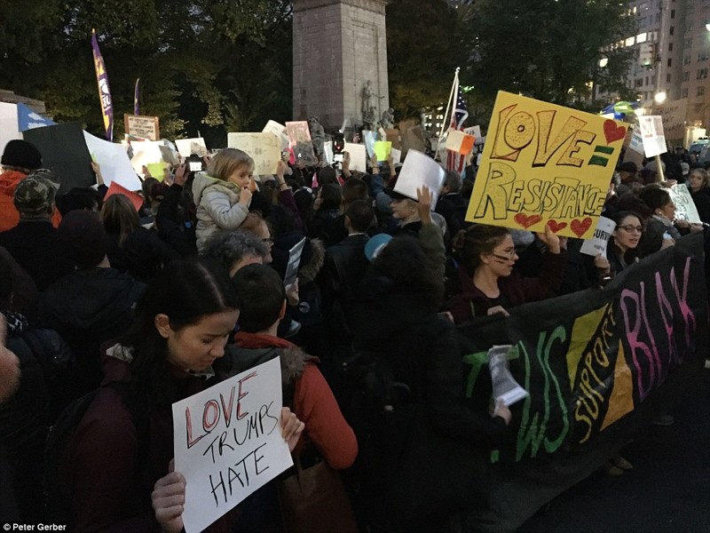 "Анти-Трамп": десятки тысяч протестующих выступают по всей Америке, реагируя на победу Трампа