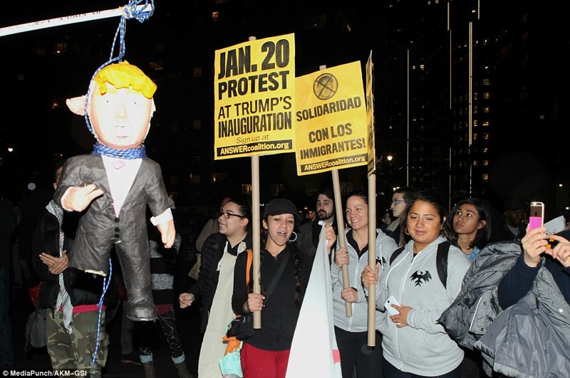 Нью-Йорк, Манхэттен: агрессивные демонстранты вешают чучело Дональда Трампа в среду вечером
