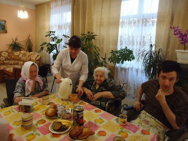 Нанятые фондом сотрудники организуют вечерние чаепития с пирогами и бутербродами для жителей отделений милосердия