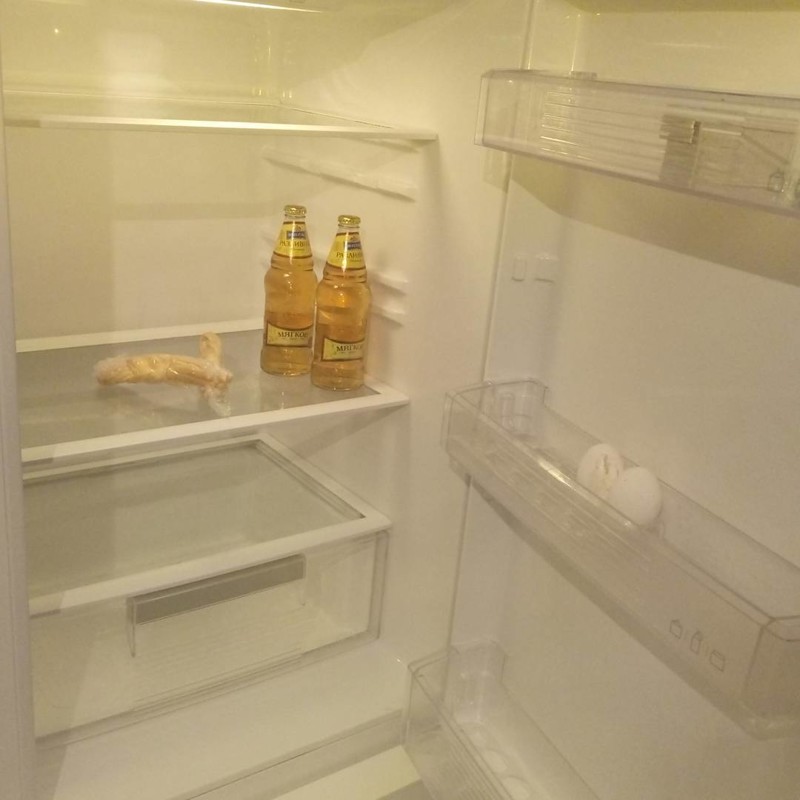 Если вы не знали, то так выглядит холодильник холостяка в обычный день 